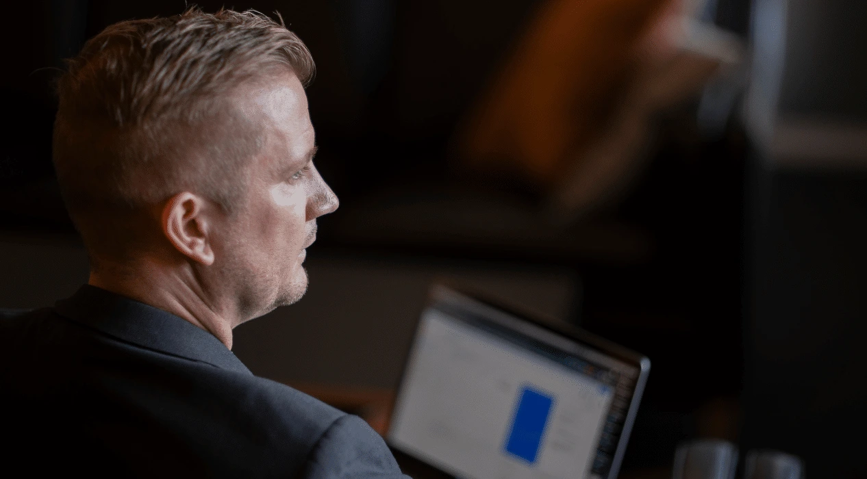 Simon Grevang arbejder med AI-opsætning