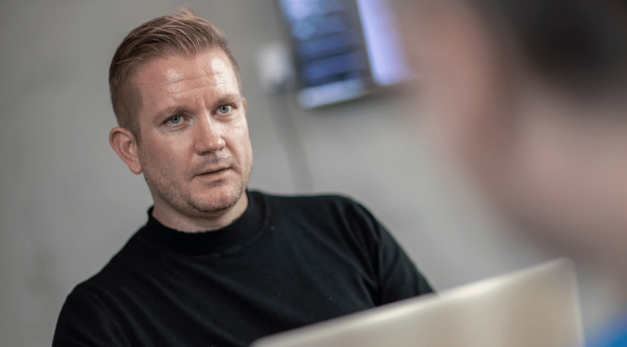 Simon Grevang i samtale med en kunde
