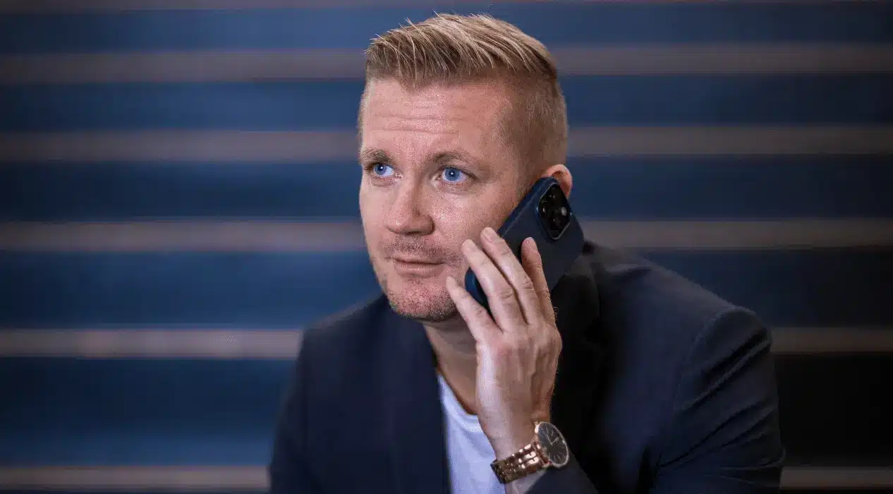 Simon Grevang i telefonen med en kunde